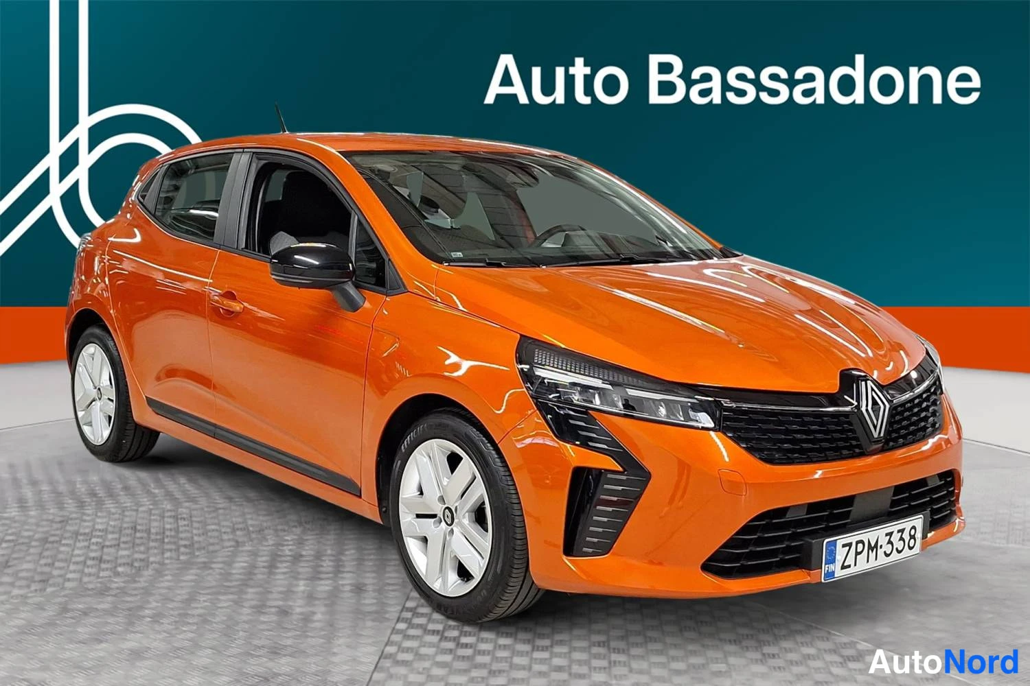 Oranssi Renault Clio 2025, etuviisto, keula oikealle, kuva 3