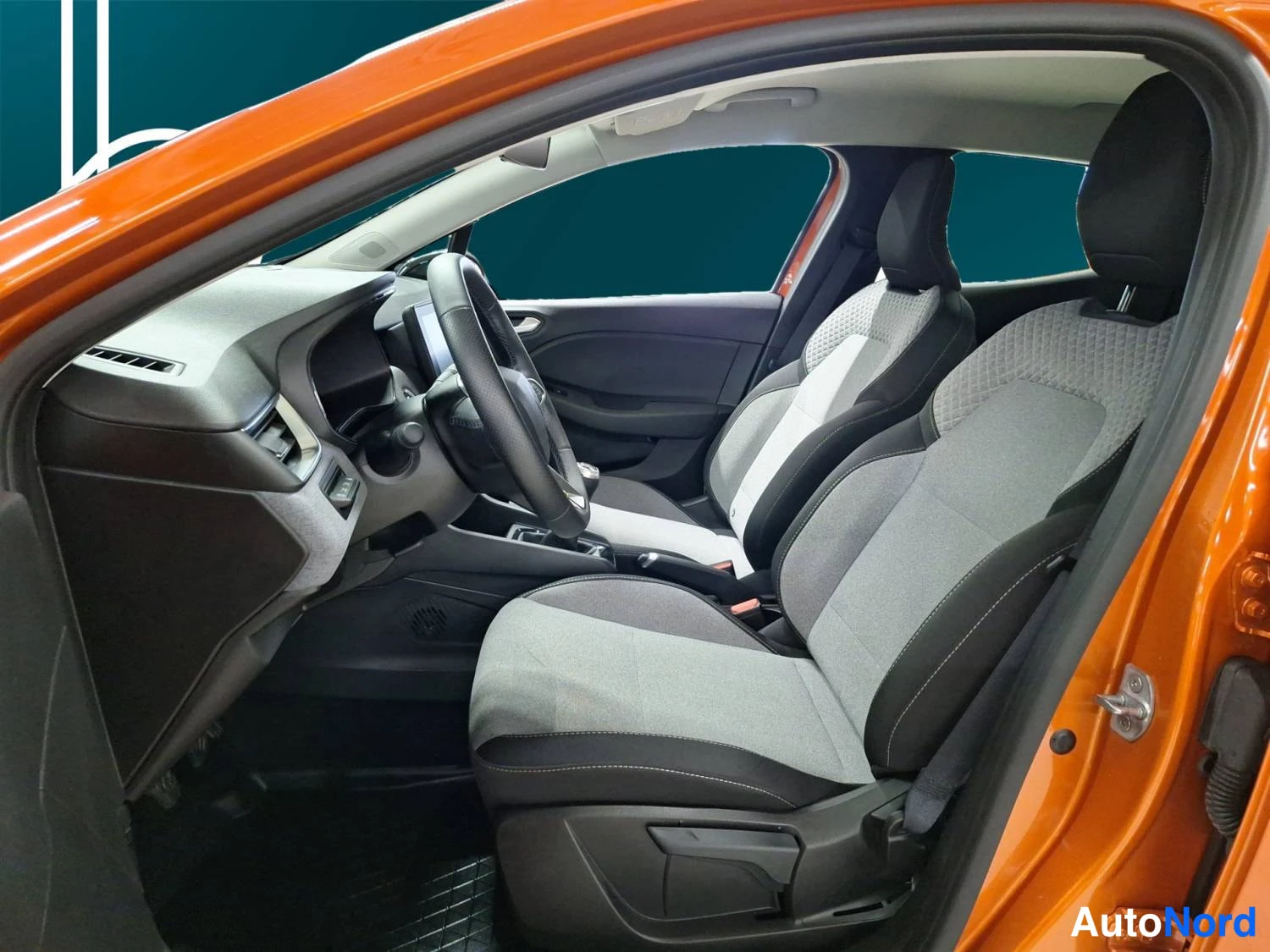 Oranssi Renault Clio 2025, kuva 22