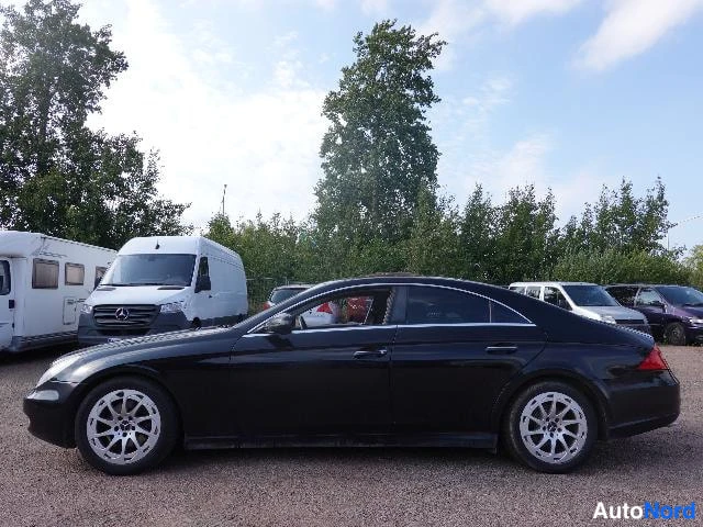 Musta Mercedes-Benz CLS 2010, sivulta, kuva 6