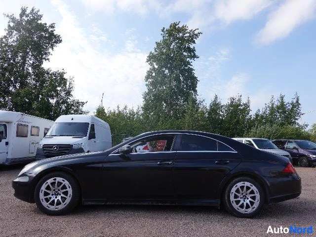 Musta Mercedes-Benz CLS 2010, sivulta, kuva 7