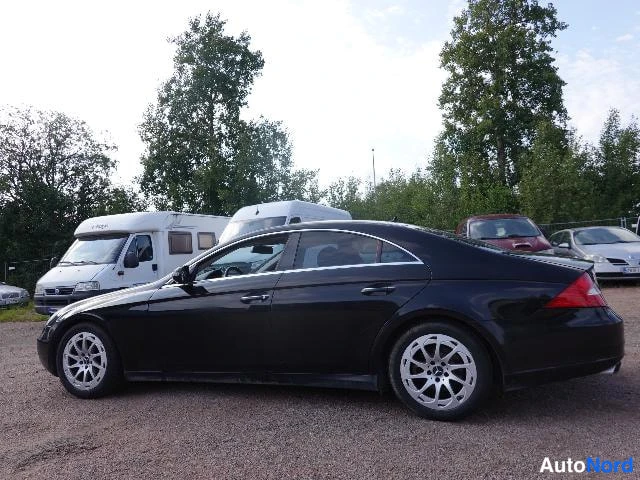 Musta Mercedes-Benz CLS 2010, sivulta, kuva 8