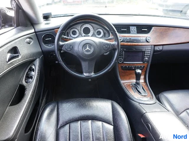 Musta Mercedes-Benz CLS 2010, ohjaamo, kuva 16