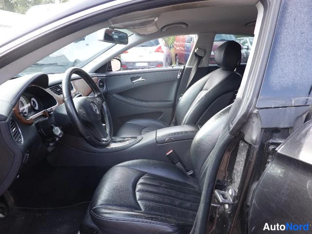 Musta Mercedes-Benz CLS 2010, ohjaamo, kuva 17
