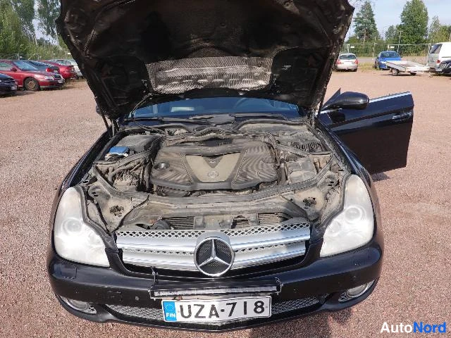 Musta Mercedes-Benz CLS 2010, moottoritila, kuva 21