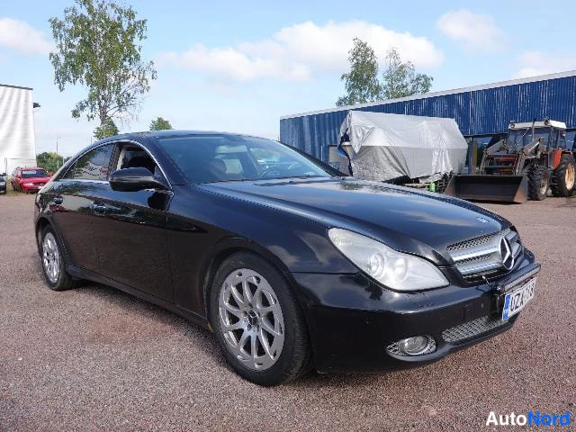 Musta Mercedes-Benz CLS 2010, etuviisto, keula oikealle, kuva 3