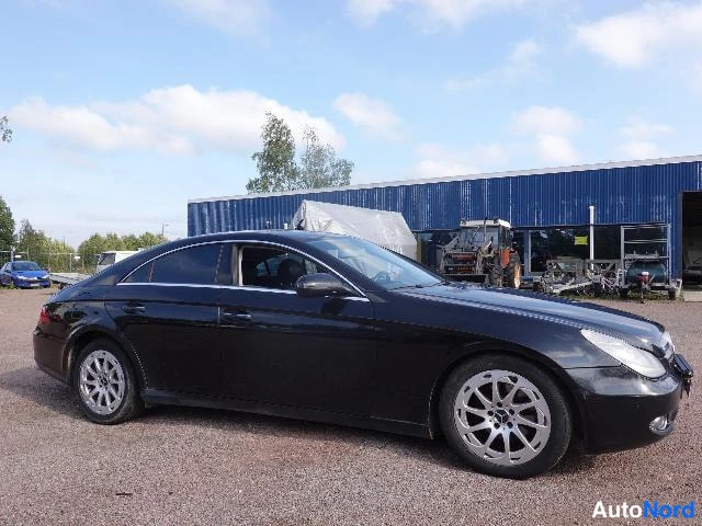 Musta Mercedes-Benz CLS 2010, etuviisto, keula oikealle, kuva 4