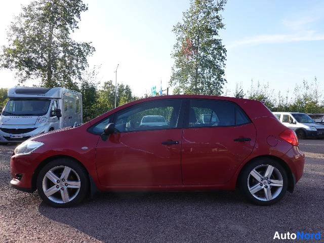 Punainen Toyota AURIS 2009, etuviisto, keula vasemmalle, kuva 2