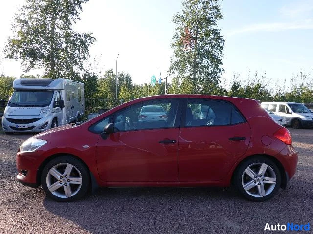 Punainen Toyota AURIS 2009, etuviisto, keula vasemmalle, kuva 3