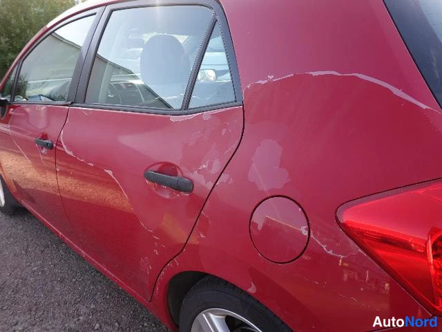 Punainen Toyota AURIS 2009, sivulta, kuva 11