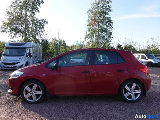 Punainen Toyota AURIS 2009, etuviisto, keula vasemmalle, kuva 4