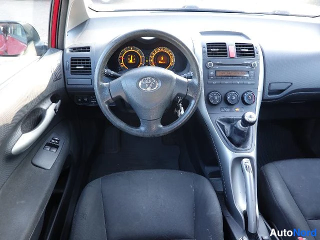 Punainen Toyota AURIS 2009, ohjaamo, kuva 19