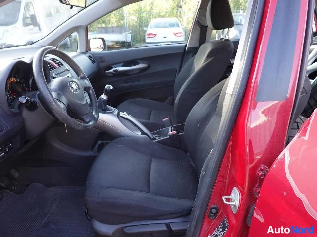 Punainen Toyota AURIS 2009, kuva 37