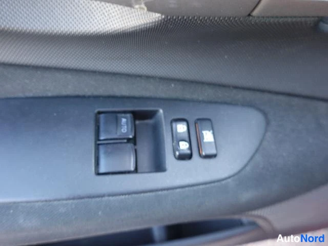 Punainen Toyota AURIS 2009, yksityiskohta, kuva 23