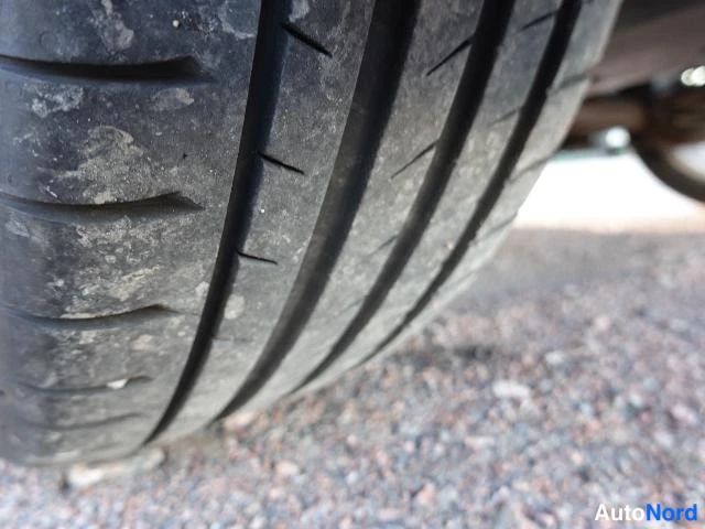 Punainen Toyota AURIS 2009, yksityiskohta, kuva 29