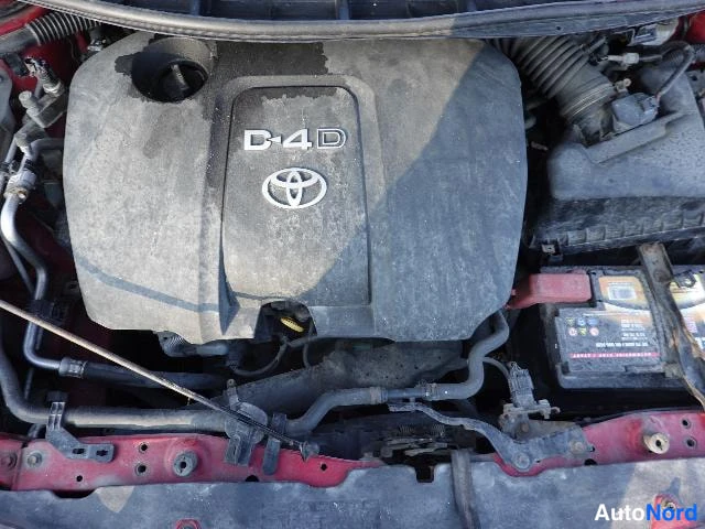 Punainen Toyota AURIS 2009, moottoritila, kuva 22