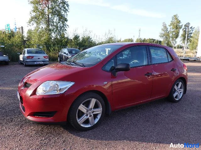 Punainen Toyota AURIS 2009, etuviisto, keula vasemmalle, kuva 5