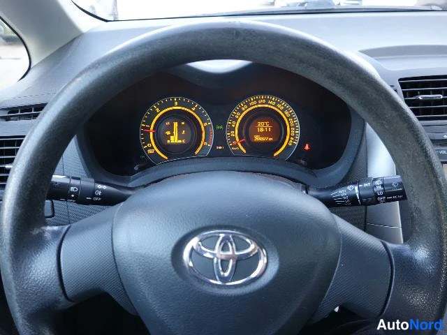 Punainen Toyota AURIS 2009, ohjaamo, kuva 20