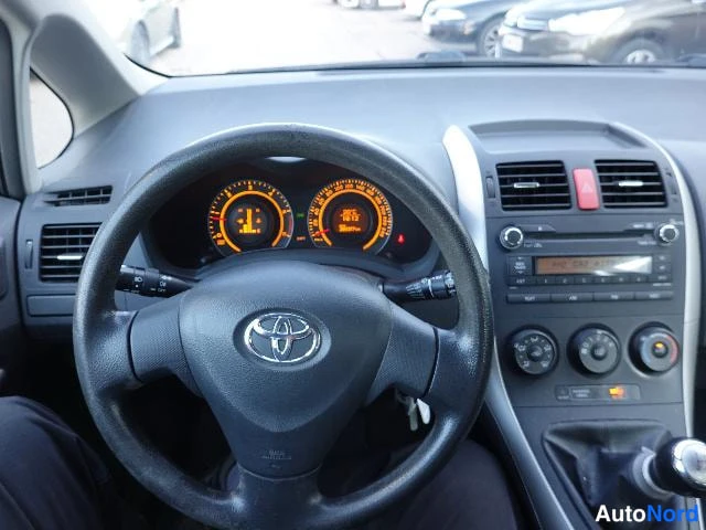Punainen Toyota AURIS 2009, ohjaamo, kuva 21