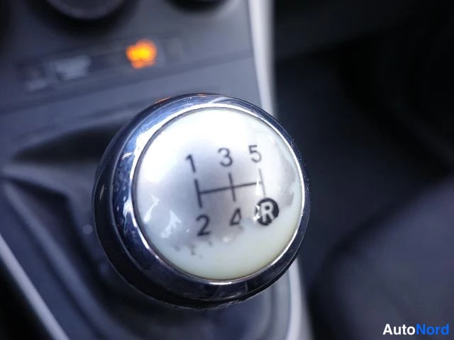 Punainen Toyota AURIS 2009, yksityiskohta, kuva 32