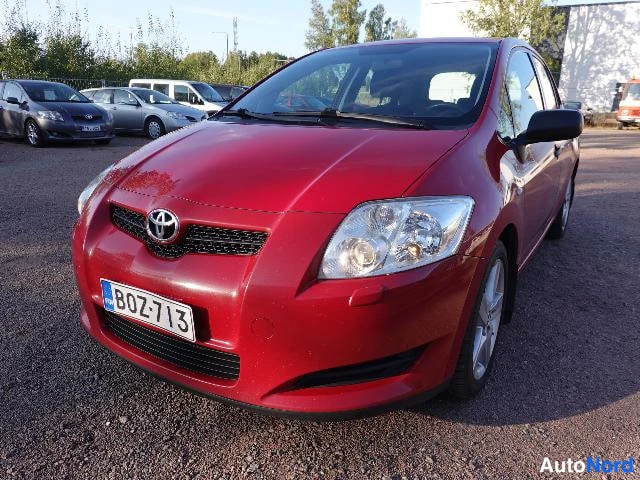Punainen Toyota AURIS 2009, etuviisto, keula vasemmalle, kuva 6