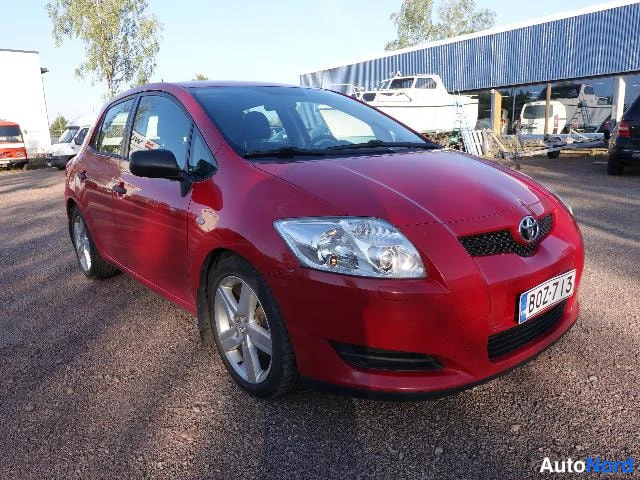 Punainen Toyota AURIS 2009, etuviisto, keula oikealle, kuva 8