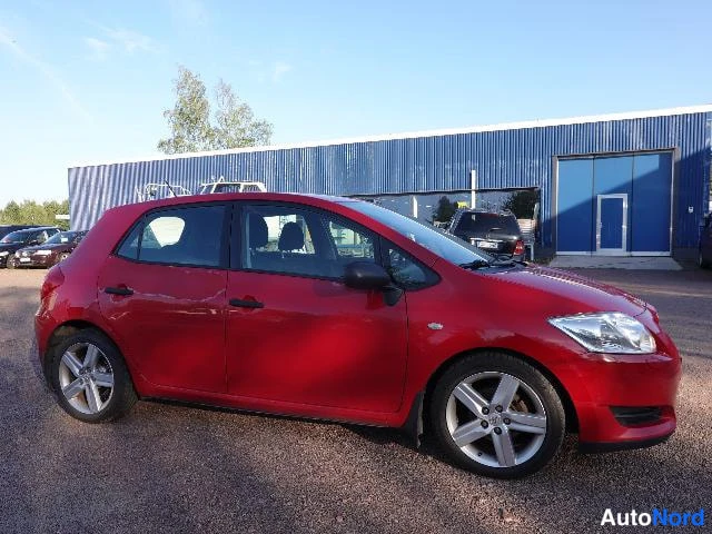 Punainen Toyota AURIS 2009, etuviisto, keula oikealle, kuva 7