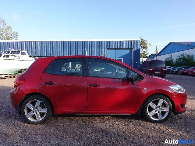 Punainen Toyota AURIS 2009, etuviisto, keula oikealle, kuva 9