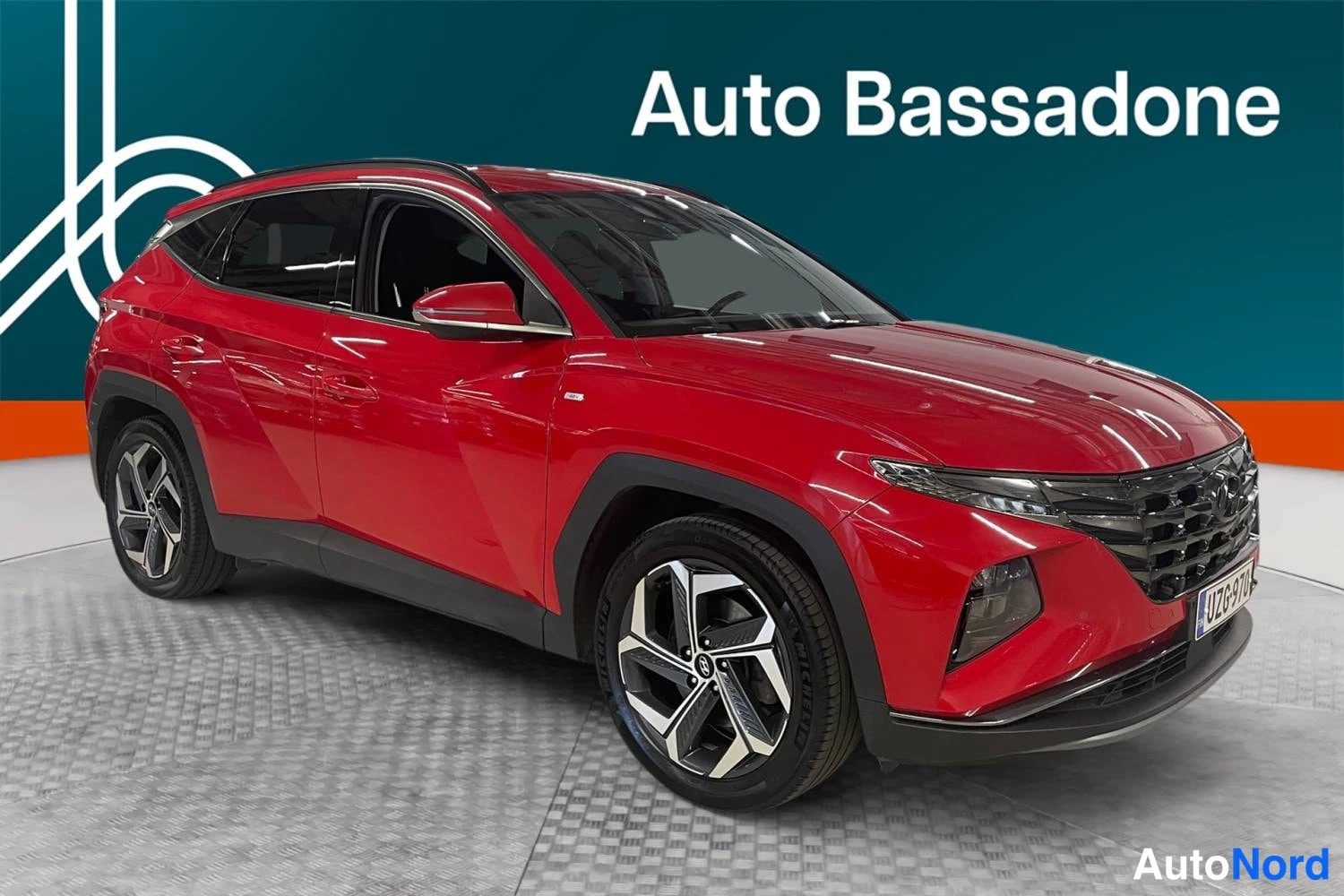 Red Hyundai Tucson 2022, front three-quarter, nose to the right, photo 2