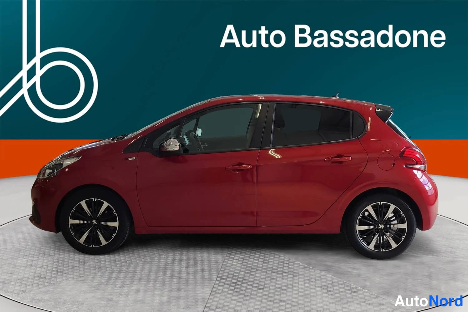 Punainen Peugeot 208 2017, sivulta, kuva 5