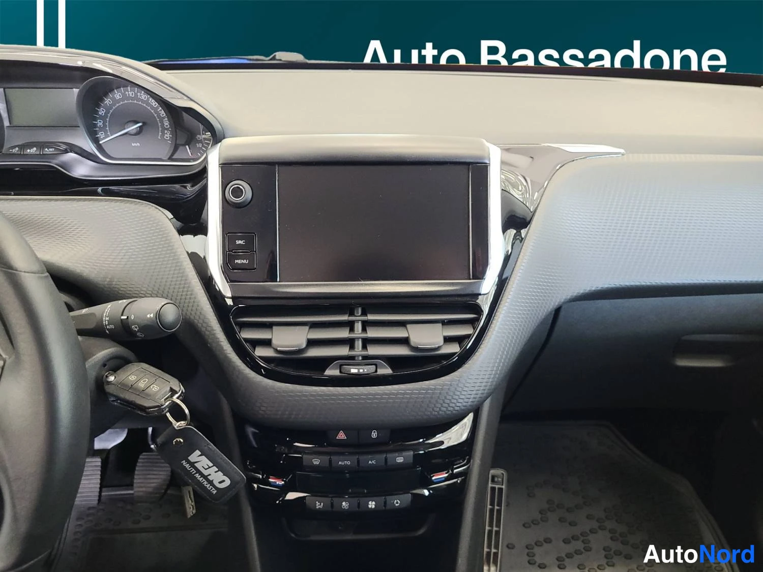 Punainen Peugeot 208 2017, kuva 21