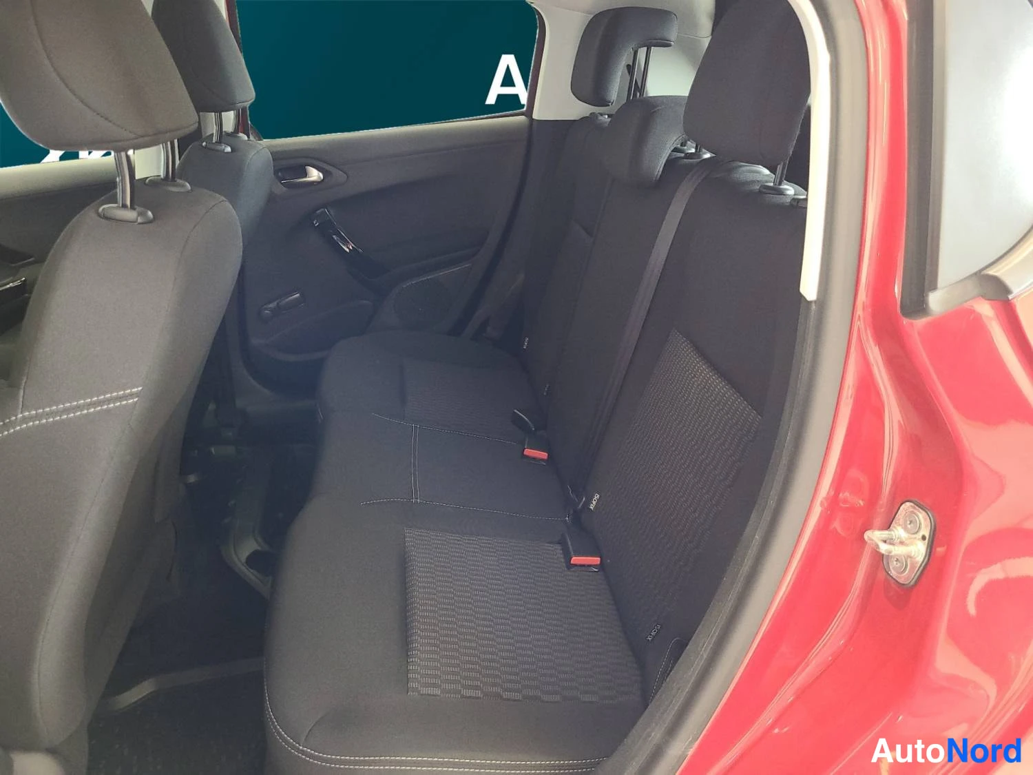 Punainen Peugeot 208 2017, kuva 10