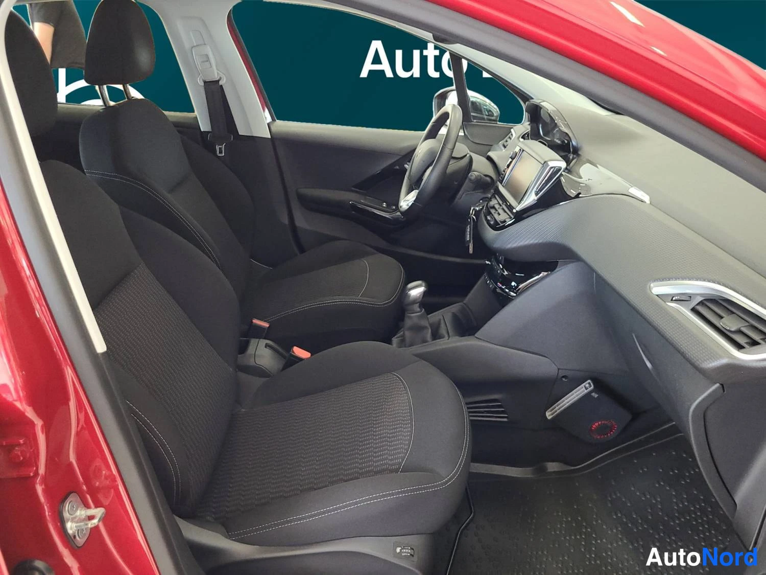 Punainen Peugeot 208 2017, kuva 11