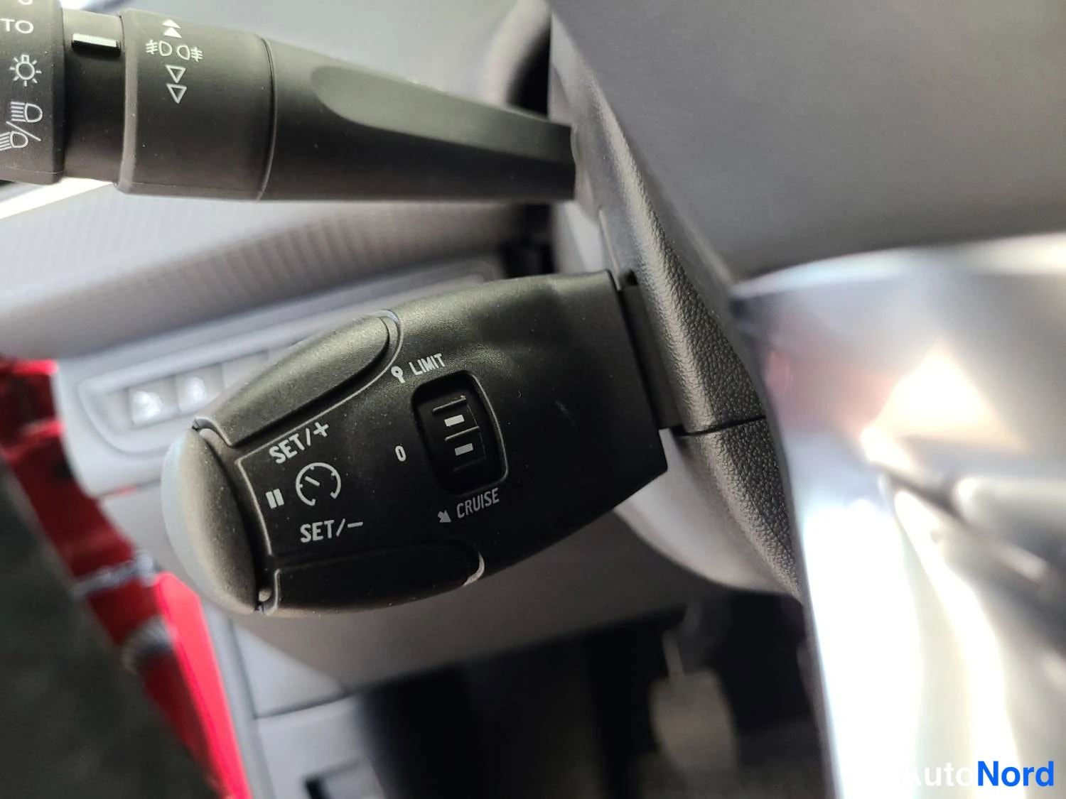 Punainen Peugeot 208 2017, kuva 24
