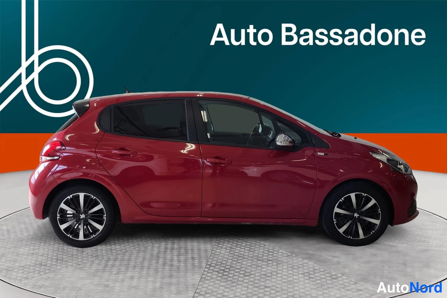 Punainen Peugeot 208 2017, sivulta, kuva 6