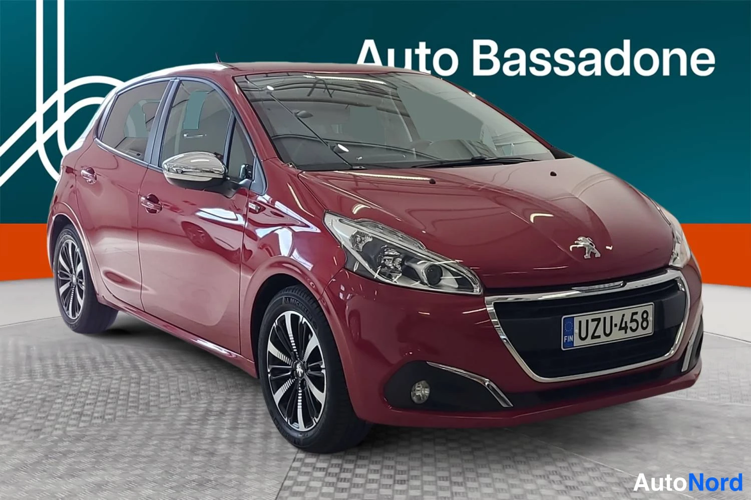 Punainen Peugeot 208 2017, etuviisto, keula oikealle, kuva 2