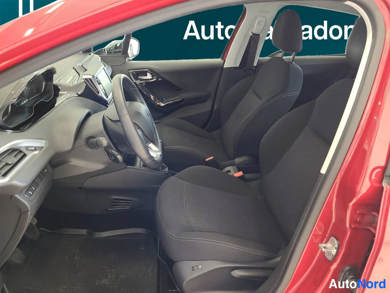 Punainen Peugeot 208 2017, kuva 19