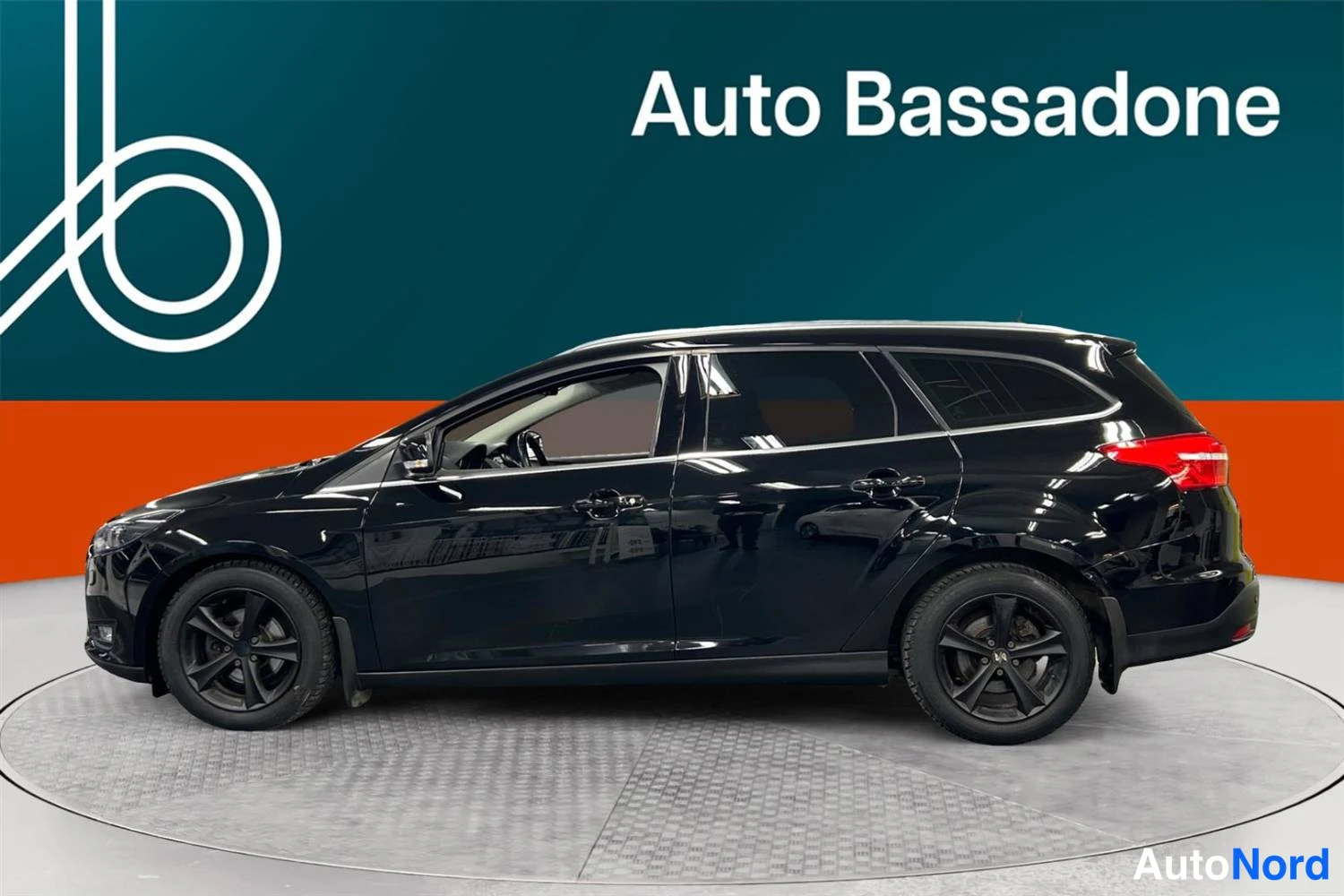 Musta Ford Focus 2018, etuviisto, keula vasemmalle, kuva 2