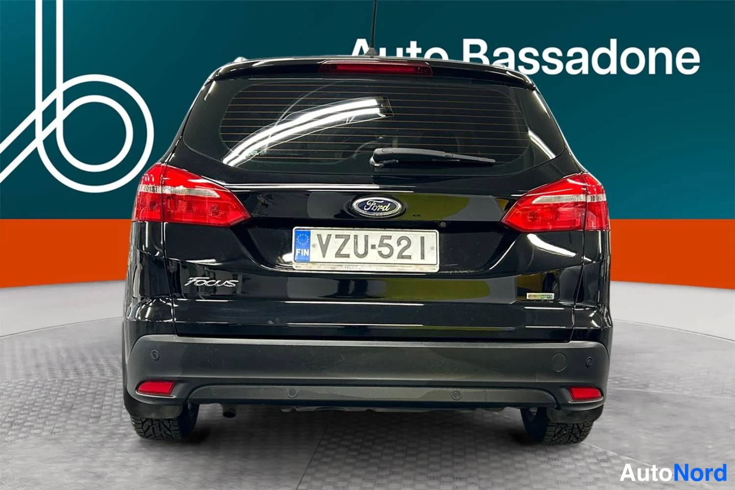 Musta Ford Focus 2018, takaa, kuva 8