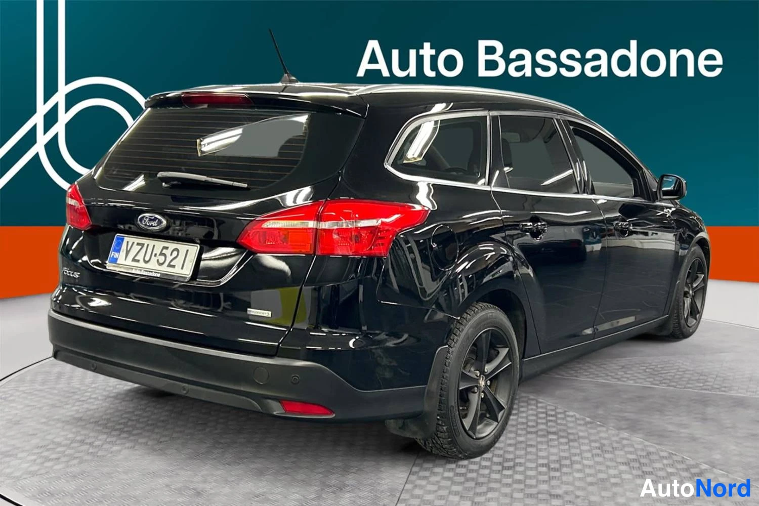 Musta Ford Focus 2018, takaviisto, kuva 7