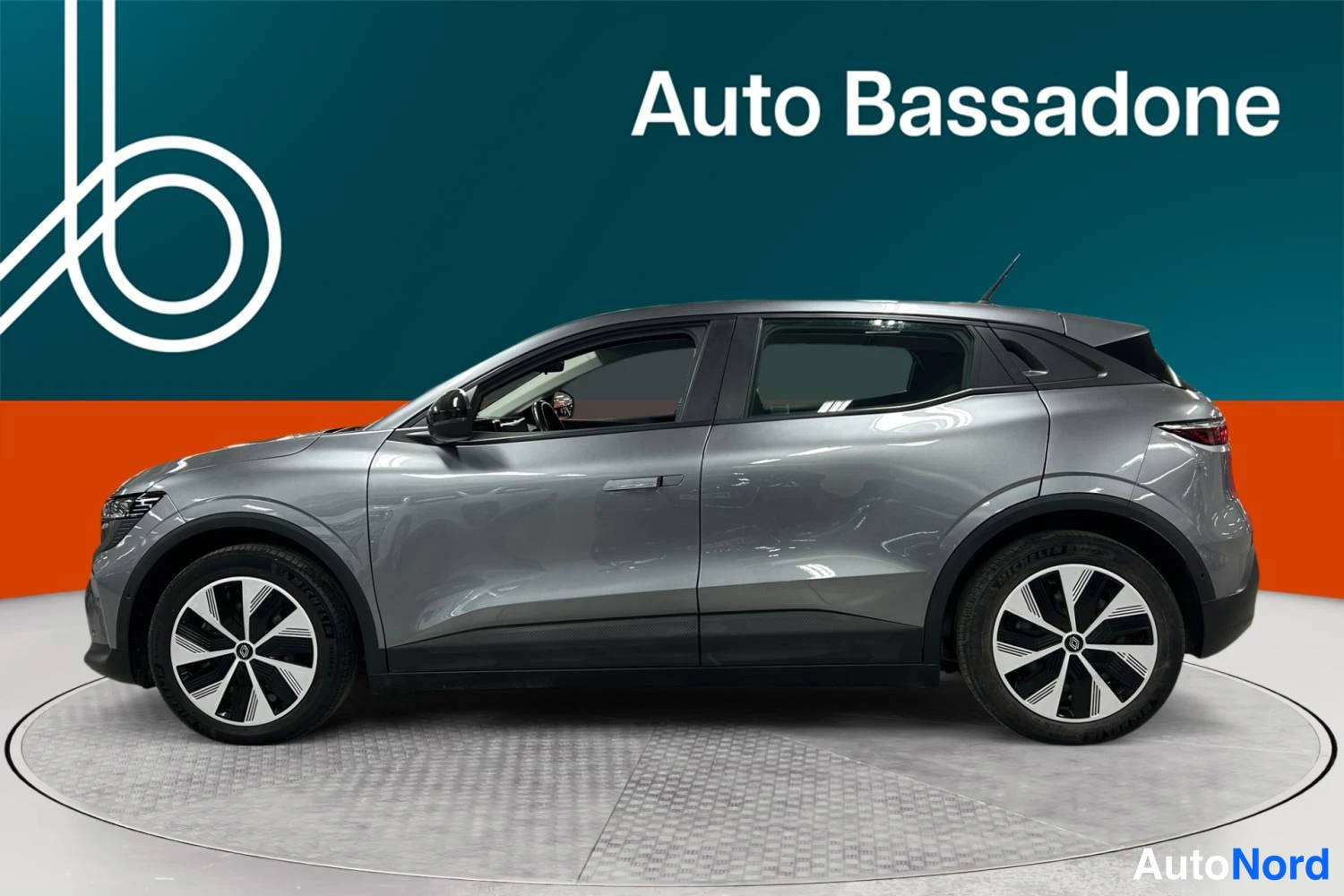 Harmaa Renault Megane E-Tech electric 2023, sivulta, kuva 5