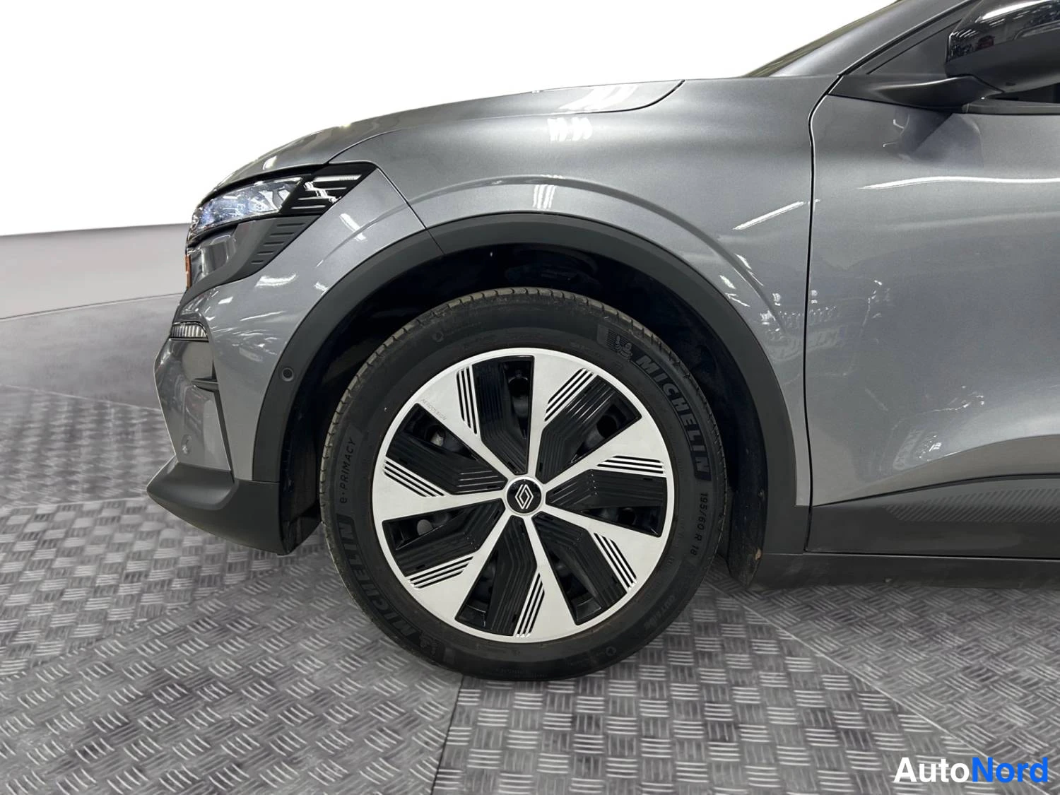 Harmaa Renault Megane E-Tech electric 2023, etuviisto, keula vasemmalle, kuva 2