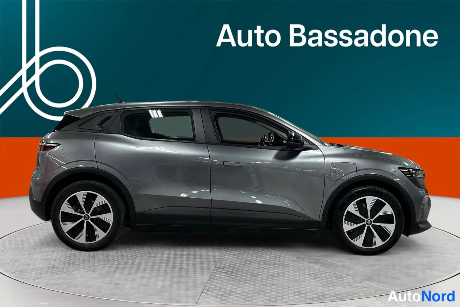 Harmaa Renault Megane E-Tech electric 2023, sivulta, kuva 6