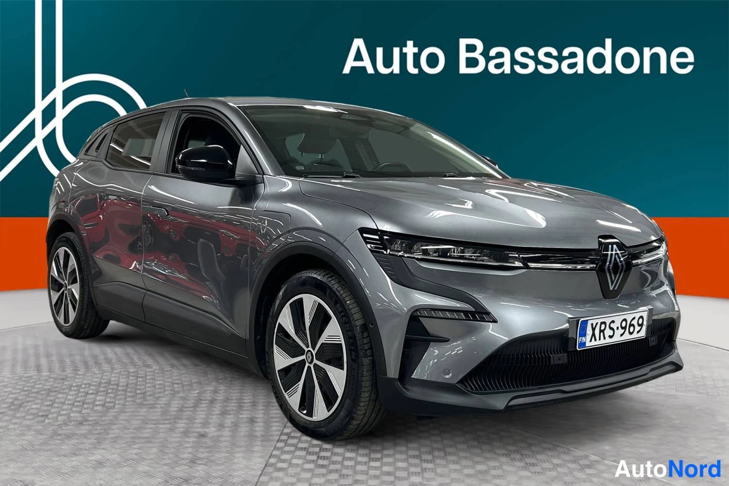 Harmaa Renault Megane E-Tech electric 2023, etuviisto, keula oikealle, kuva 3