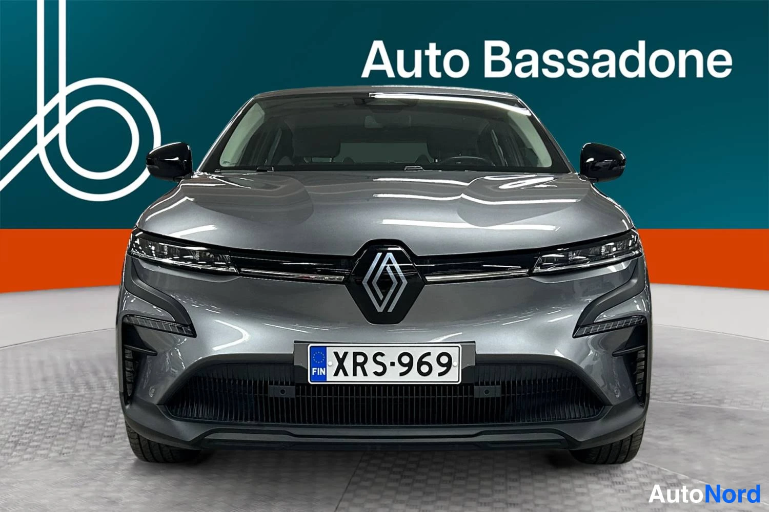 Harmaa Renault Megane E-Tech electric 2023, edestä, kuva 4