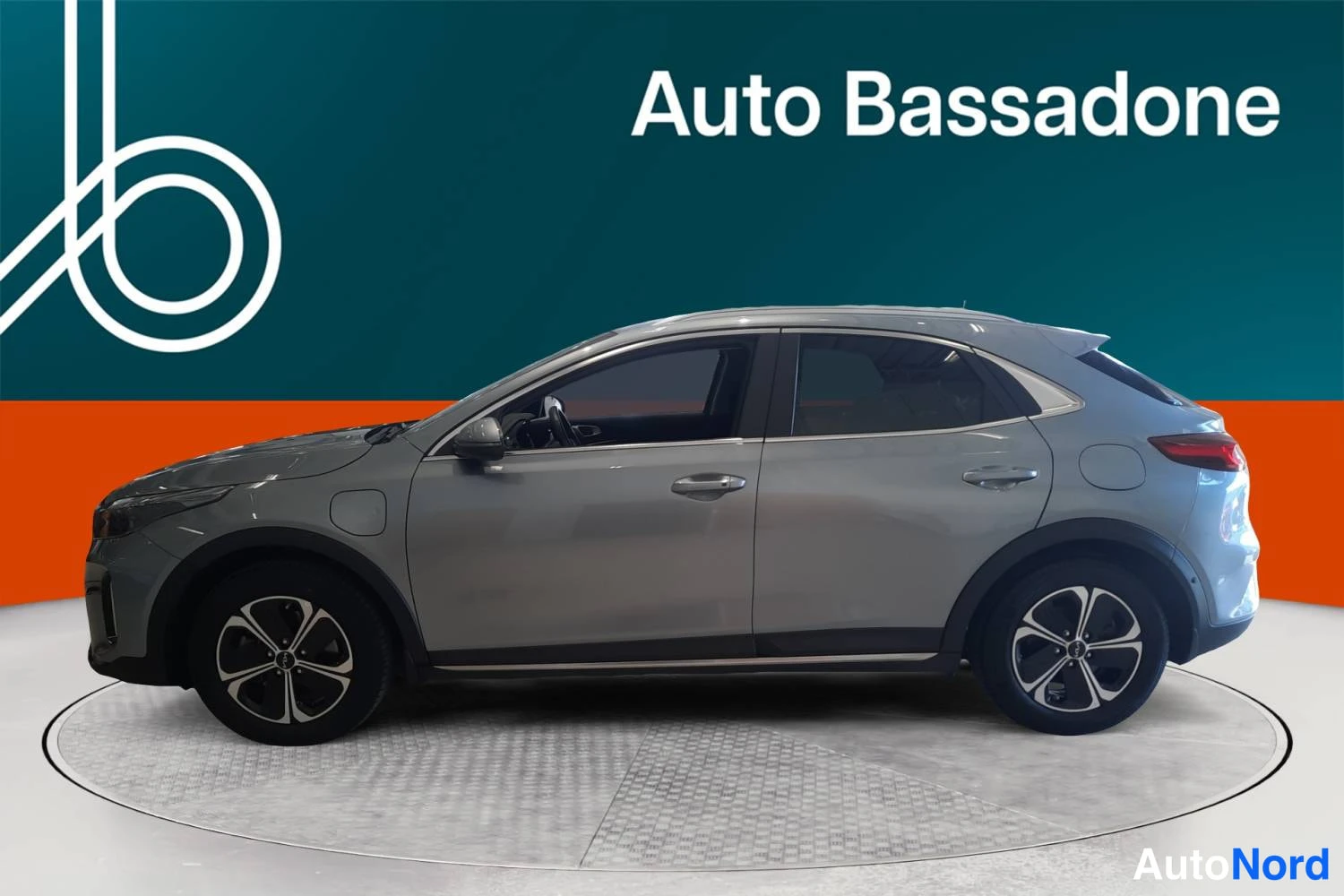 Harmaa Kia Xceed 2023, etuviisto, keula vasemmalle, kuva 2