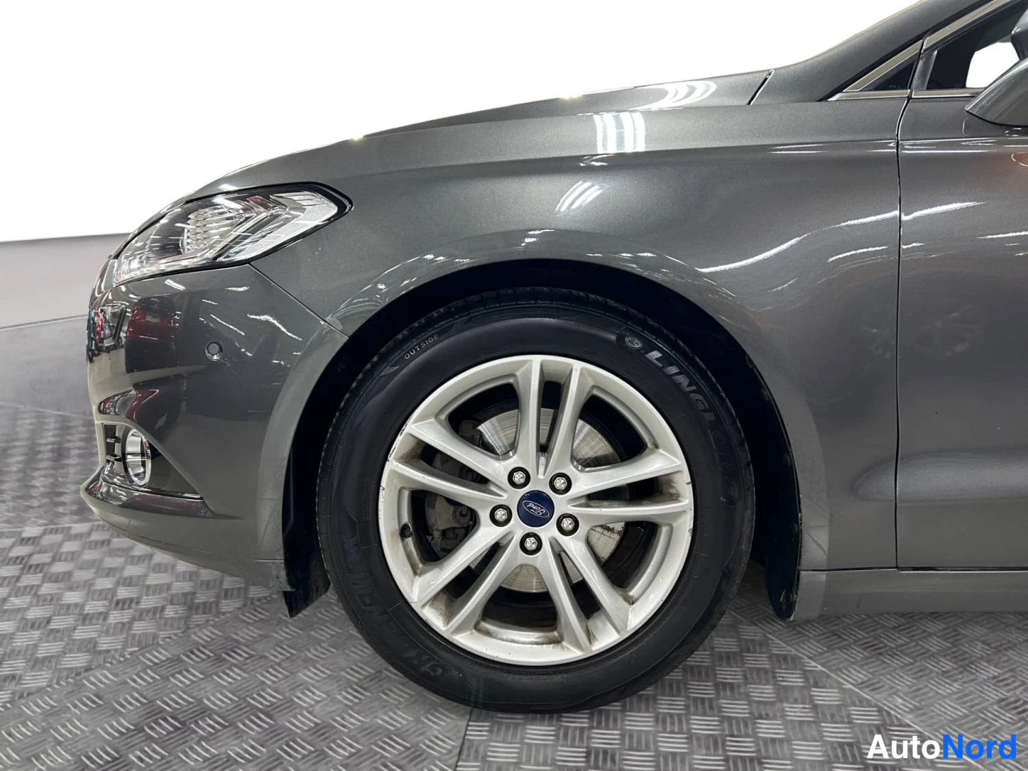 Harmaa Ford Mondeo 2015, etuviisto, keula vasemmalle, kuva 2