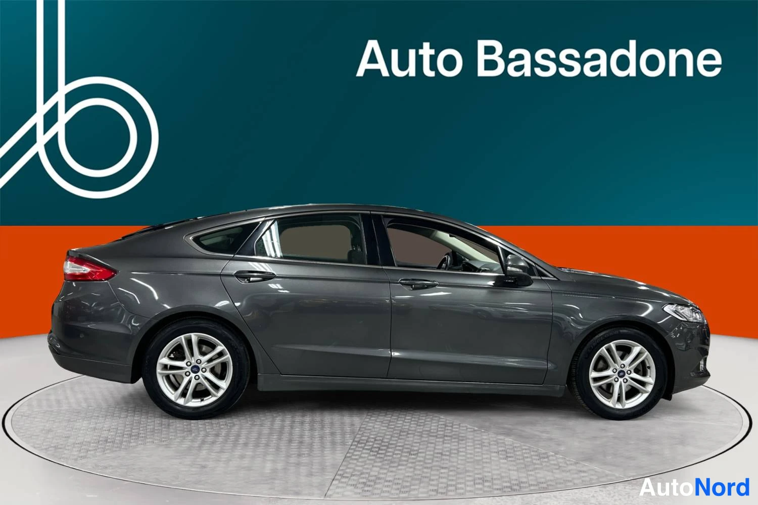 Harmaa Ford Mondeo 2015, sivulta, kuva 6
