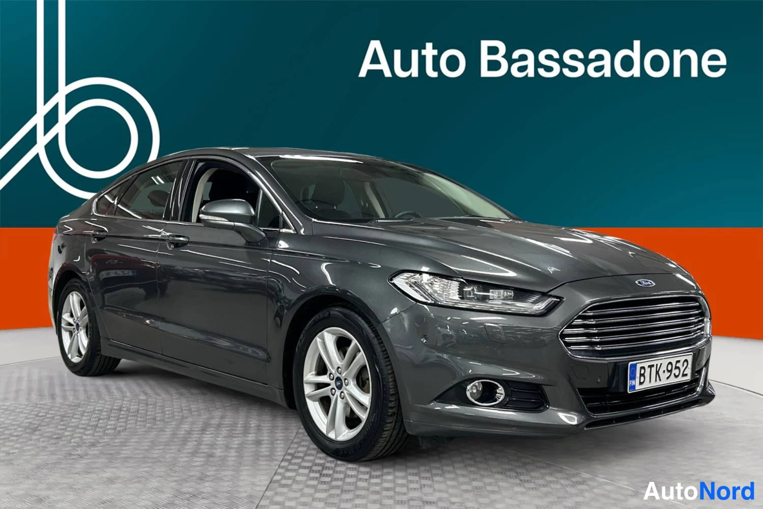 Harmaa Ford Mondeo 2015, etuviisto, keula oikealle, kuva 3