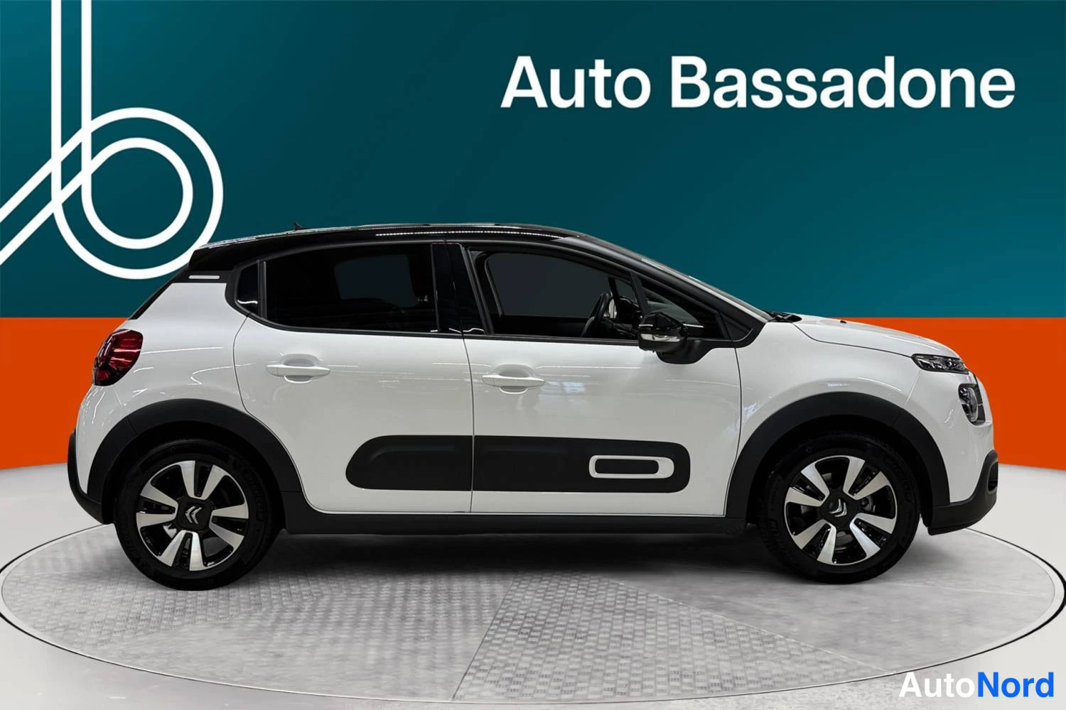 Valkoinen Citroen C3 2024, etuviisto, keula oikealle, kuva 2