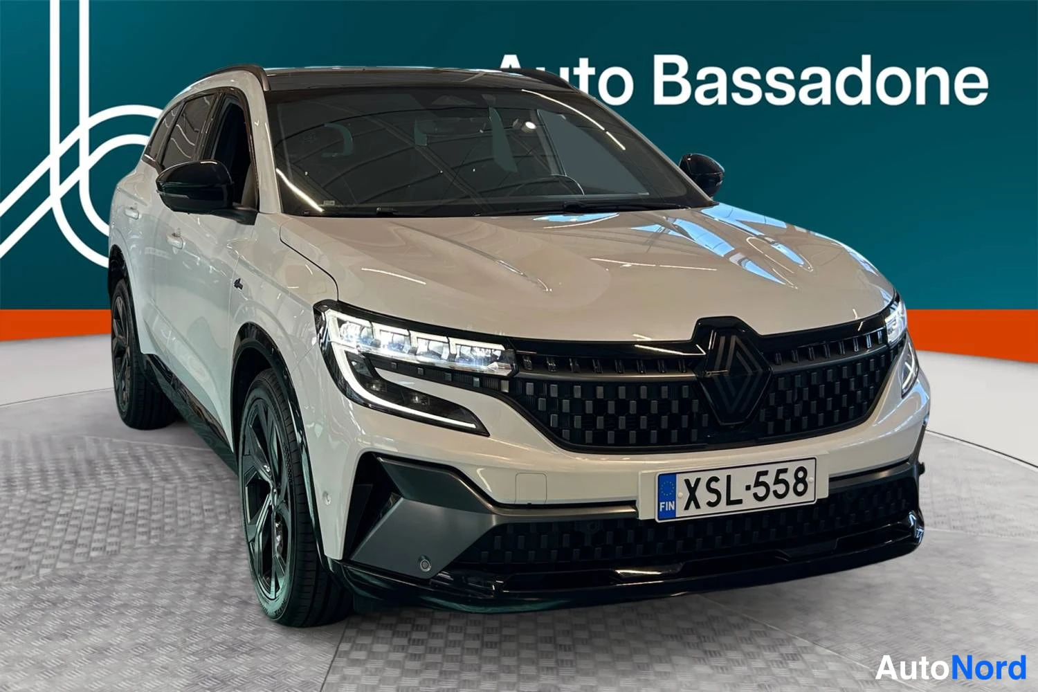 Valkoinen Renault Espace 2024, etuviisto, keula oikealle, kuva 3